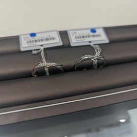 【アイプリモ(I-PRIMO)の口コミ】 シンプル過ぎない程よいデザインがお気に入りです。
形もクロスになってい…