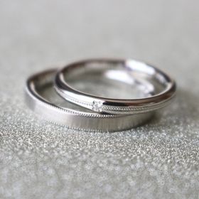 【CRAFY(クラフィ)の口コミ】 素材とミルグレインで統一感を出しつつ個性も合わせ持った素敵な指輪にな…