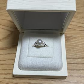 【MIKIMOTO(ミキモト)の口コミ】 パールのサイドに３つのダイヤモンドがついていてシンプルながら上品なデ…