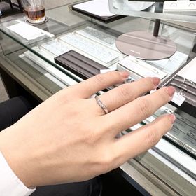 【アイプリモ(I-PRIMO)の口コミ】 メレダイヤが入っているものですが、3石のみで派手すぎずウェーブの形もす…