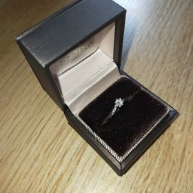 【アイプリモ(I-PRIMO)の口コミ】 婚約指輪は彼が私との思い出のエピソードのアイテムである花束をメインと…