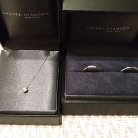 【ラザール ダイヤモンド(LAZARE DIAMOND)の口コミ】 ダイヤモンドの煌めきに惹かれて購入しました。三面にダイヤモンドがあし…