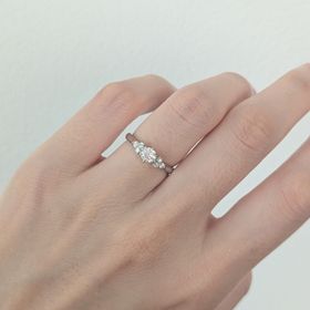 【銀座ダイヤモンドシライシの口コミ】 サイドにメレダイヤが３つずつありセンターダイヤをより綺麗に引き立たせ…