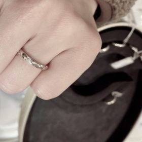 【ショーメ(CHAUMET)の口コミ】 何店舗か試着していく中で太めのデザインでダイヤがついているものが良い…