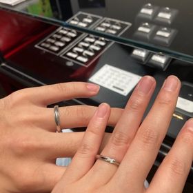 【エクセルコダイヤモンド(EXELCO DIAMOND)の口コミ】 形がウェーブになっていて柔らかい印象でした。
ミル打ちの加工が華やかで…