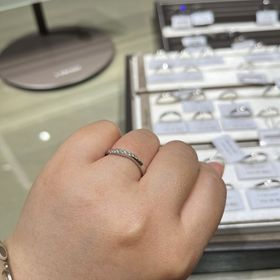 【アイプリモ(I-PRIMO)の口コミ】 ウェーブで、石がたくさんついたのがよくて、こちらを試着させてもらいま…