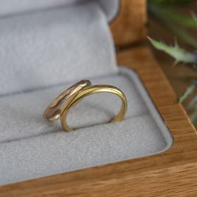 【Cayof(カヨフ)の口コミ】 キラキラしてなくて特別感のある結婚指輪を探していました。
数あるデザイ…