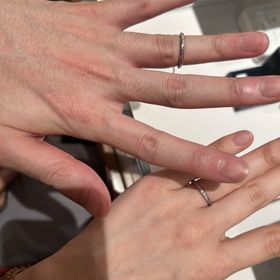 【銀座ダイヤモンドシライシの口コミ】 指輪の形がカーブを描いていることで手の形が綺麗に見える。ダイヤも適度…