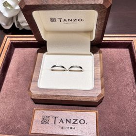 【TANZO.(鍛造指輪)の口コミ】 ダイヤの配置に合わせて、主人の方のえぐり加工を付けたところと、ゆらぎ…