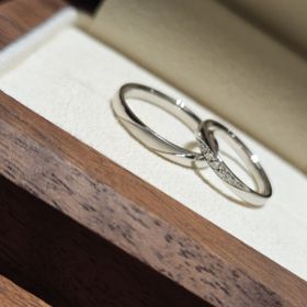 【TANZO.(鍛造指輪)の口コミ】 表面にマット加工、裏面にピンクゴールドの金線を加工を追加。
幅も2,5mm…