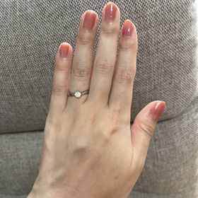 【アイプリモ(I-PRIMO)の口コミ】 結婚指輪と重ね付けがしたく、一緒に選びました。
ウェーブのデザインが手…
