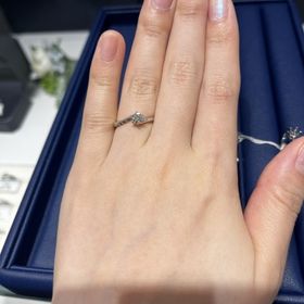 【銀座ダイヤモンドシライシの口コミ】 ウェーブのデザインで探していましたが、こちらは特に指が細く見え中央の…