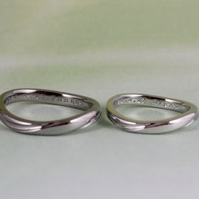 【Aroode(アローデ)の口コミ】 金属アレルギー対応でシンプルなデザインです。
ウェーブなので着用時やや…