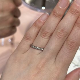 【ティファニー(Tiffany & Co.)の口コミ】 Tiffanyのハーフエタニティにはダイヤ周りに縁ありと縁なしがありましたが…
