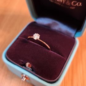 【ティファニー(Tiffany & Co.)の口コミ】 指輪のデザインはとてもシンプルで、リングも細いため、シンプルなデザイ…
