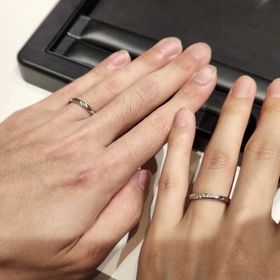 【ラザール ダイヤモンド(LAZARE DIAMOND)の口コミ】 斜めにデザインが入ってることで、主張しすぎないもののダイヤモンドの輝…