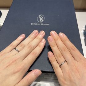 【銀座ダイヤモンドシライシの口コミ】 デザインについては新郎はシンプルで常に着けるために付け心地が良いこと…