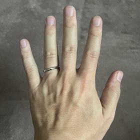 【銀座ダイヤモンドシライシの口コミ】 シンプルなデザインですが、指輪のワンポイントに細かなデザインがあり、…