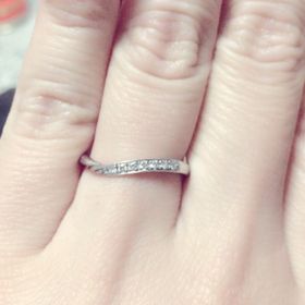 【HOSHI no SUNA 星の砂(ほしのすな)の口コミ】 初めはダイヤも付いてないシンプルな結婚指輪を買う予定でしたが、店頭で…