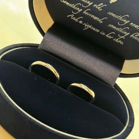 【Something Blue(サムシングブルー)の口コミ】 デザインがシンプル過ぎ無いのが良い。
誕生日石を２つ内側に入れる方がで…