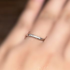【ROYAL ASSCHER(ロイヤル・アッシャー)の口コミ】 ダイアモンドが輝いていて本当に綺麗です。色々な指輪を見させていただき…