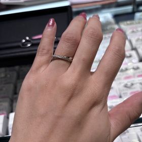 【玉煌(ギョクオウ)の口コミ】 煌びやかなダイヤがたくさんついており、少しエッジの効いたクロスデザイ…