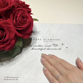 【ラザール ダイヤモンド(LAZARE DIAMOND)の口コミ】 同じようなデザインを様々なブランドで見ていましたが、
ダイヤモンドの輝…