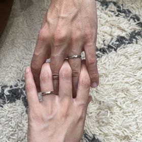 【萬時(Manji)の口コミ】 洗礼されたデザインで二人とも気に入ってます。
指輪の片側だけ艶消し加工…