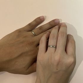 【出雲結(いずもゆい)の口コミ】 指輪のデザインは、シンプルですがシンプルすぎず、真ん中が艶消し加工に…