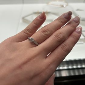 【ティファニー(Tiffany & Co.)の口コミ】 アームの部分までダイヤが埋め込まれており、光り輝いています。そのおか…