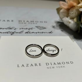 【ラザール ダイヤモンド(LAZARE DIAMOND)の口コミ】 女性側はシンプルですが三方向にダイヤがついているので、どこから見ても…