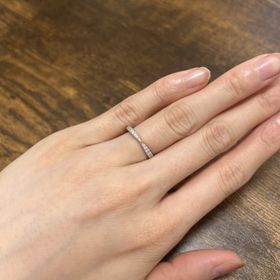 【銀座ダイヤモンドシライシの口コミ】 ゴージャスすぎると、仕事中つけれなくなるので、
細身だけどキラキラして…