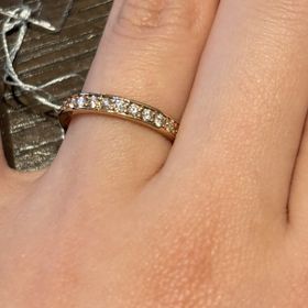 【COCKTAIL(カクテル)の口コミ】 【デザインについて】
ハーフエタニティのリングで、ゴールドのものが珍し…