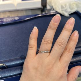 【ROYAL ASSCHER(ロイヤル・アッシャー)】の口コミ いくつか試着をしてみました。
こちらの指輪は他のブランドと比較してリン...