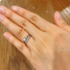 【garden(ガーデン)の口コミ】 指輪のデザインは、結婚指輪と重ね付けをした際に、違和感がないデザイン…