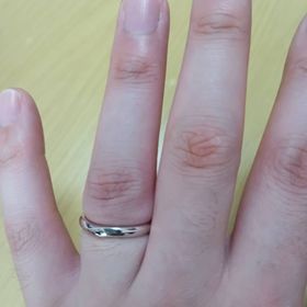 【銀座ダイヤモンドシライシの口コミ】 真ん中の部分がウェーブになっていて、ダイヤモンドが入っていなくても光…