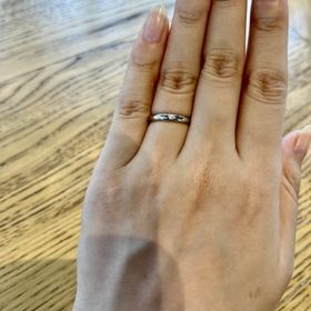 【Something Blue(サムシングブルー)の口コミ】 デザインがシンプルですが、少しぷっくりとしたフォルムと、ダイヤがかわ…