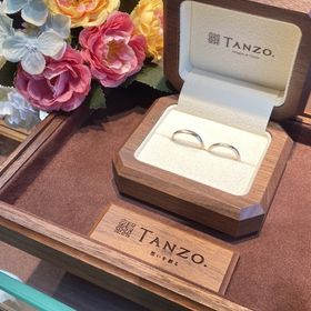 【TANZO.(鍛造指輪)の口コミ】 コーラルゴルドでとても肌馴染みの良い色に仕上げてもらえました。
ダイヤ…