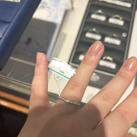 【銀座ダイヤモンドシライシの口コミ】 V字のデザインが可愛い。ダイヤが埋め込まれていて、可愛い。キラキラしす…