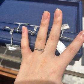 【銀座ダイヤモンドシライシの口コミ】 指輪の半分にダイヤが埋め込まれていて、キラキラ感が強いが、普段使いも…