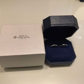 【ROYAL ASSCHER(ロイヤル・アッシャー)の口コミ】 男性のほうはデザインがとても凝っていて一目惚れしました。丸みをおびた…