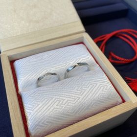 【TOMOE(トモエ)の口コミ】 ペア感のあるデザインですが、ダイヤやヘアラインで男性側と女性側のデザ…