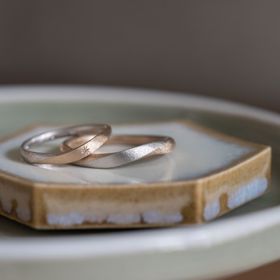 【Cayof(カヨフ)の口コミ】 フリージアのデザインをベースに作成していただきました。
ねじれ部分を境…