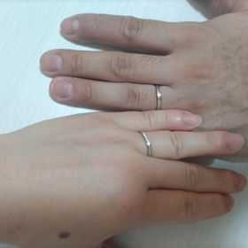 【アイプリモ(I-PRIMO)の口コミ】 ウェーブタイプで手にとても馴染みます。
男性のリングはシンプルなものが…