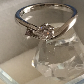 【アイプリモ(I-PRIMO)の口コミ】 シンプルすぎず、派手すぎず、ちょうどいいデザインなのが決め手でした。
…