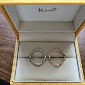 【ケイウノ ブライダル(K.UNO BRIDAL)の口コミ】 ほかのブランドで見ることのない四角いデザインがなによりのポイントです…