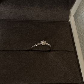 【TOWA(永遠)の口コミ】 シンプルで光の反射が綺麗である。メインのダイヤが真ん中にあり、左右に…