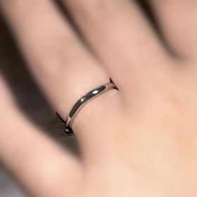 【ROYAL ASSCHER(ロイヤル・アッシャー)の口コミ】 シンプルなデザインで、仕事でも着けやすいと感じました。
女性の指輪のダ…