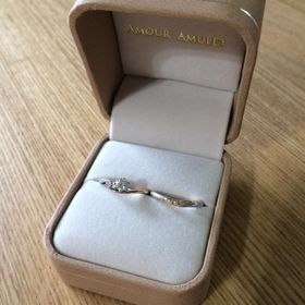 【AMOUR AMULET(アムール・アミュレット)の口コミ】 自分好みのシンプルですがキレイなデザインに惚れました。婚約指輪の方の…