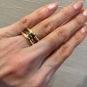 【ブルガリ(BVLGARI)の口コミ】 シンプルでどんなスタイルにも合わせやすいです。夫は小指に、私は左手の…